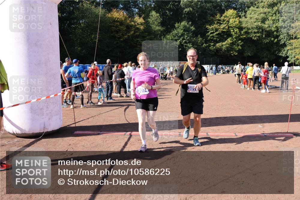 27.09.2026 - 35. Volkslauf durch das schöne Alstertal Strokosch-Dieckow http://msf.ph/oto/10586225 27.09.2026 11:51:56 Ziel 3074, 3075 meine-sportfotos.de