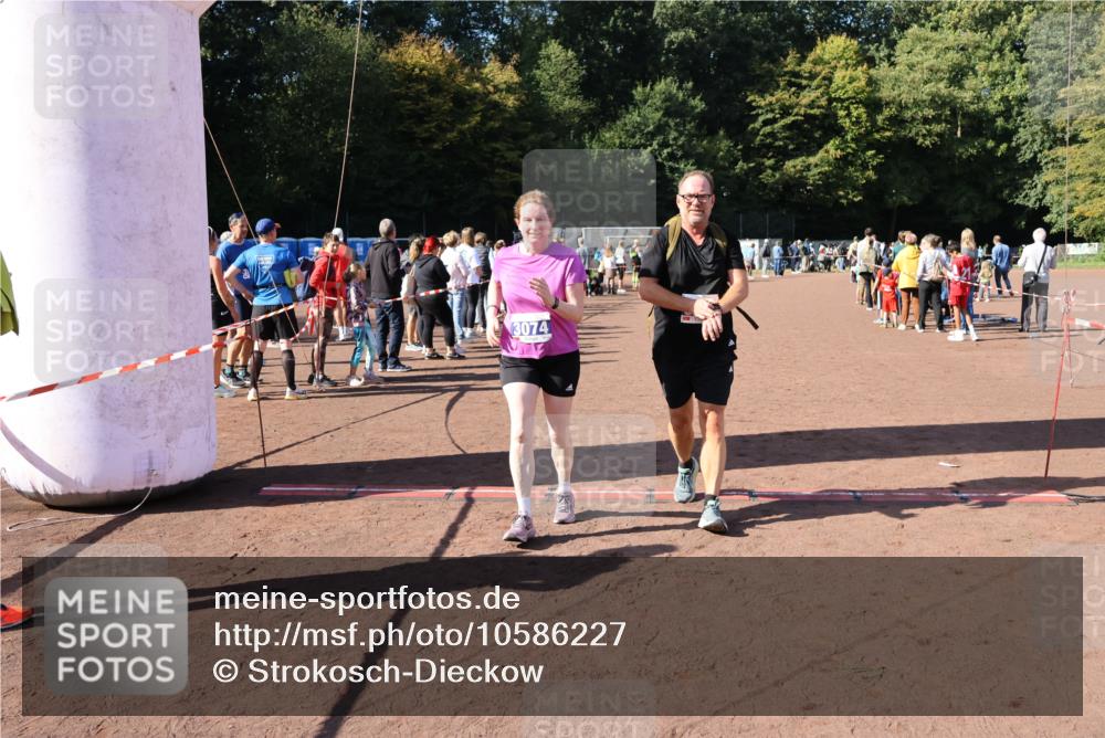 27.09.2026 - 35. Volkslauf durch das schöne Alstertal Strokosch-Dieckow http://msf.ph/oto/10586227 27.09.2026 11:51:56 Ziel 3074, 3075 meine-sportfotos.de