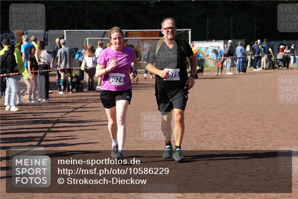27.09.2026 - 35. Volkslauf durch das schöne Alstertal Strokosch-Dieckow http://msf.ph/oto/10586229 27.09.2026 11:51:53 Ziel 1527, 3074, 3075 meine-sportfotos.de