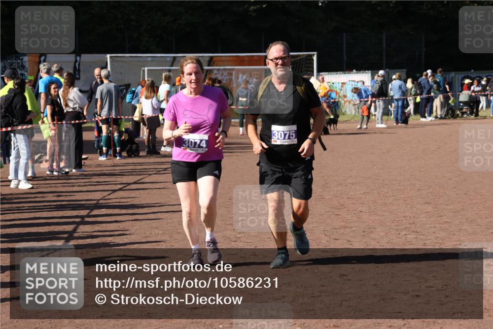 27.09.2026 - 35. Volkslauf durch das schöne Alstertal Strokosch-Dieckow http://msf.ph/oto/10586231 27.09.2026 11:51:52 Ziel 1527, 3074, 3075 meine-sportfotos.de