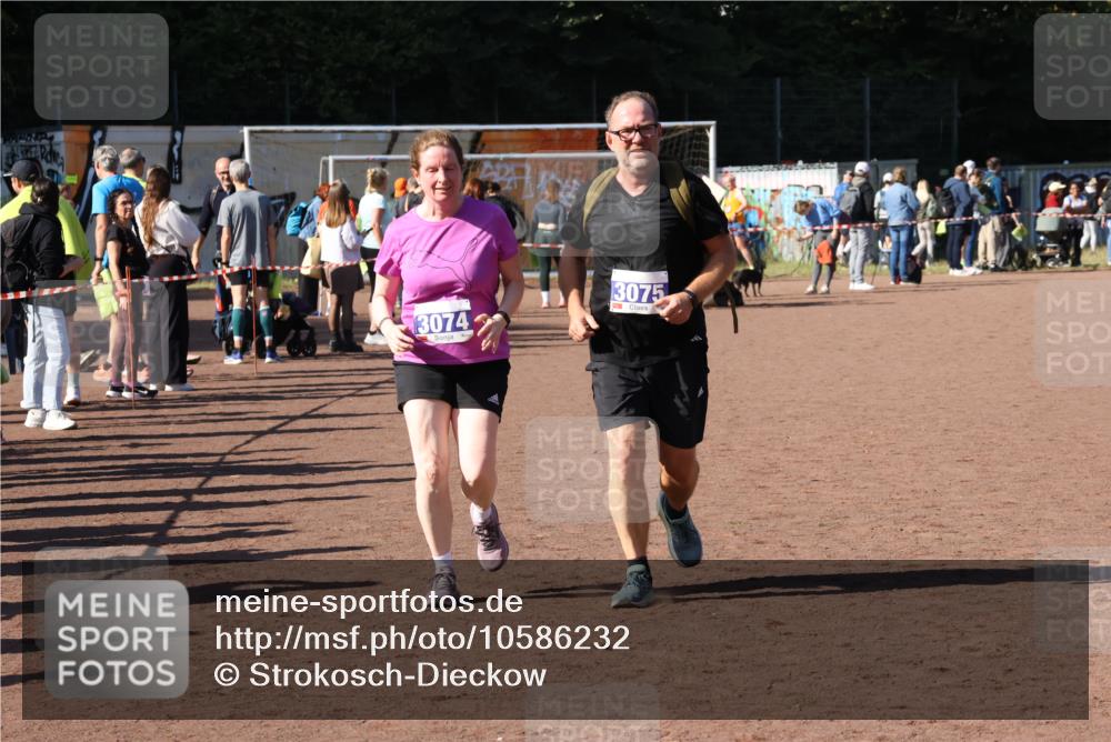 27.09.2026 - 35. Volkslauf durch das schöne Alstertal Strokosch-Dieckow http://msf.ph/oto/10586232 27.09.2026 11:51:52 Ziel 1527, 3074, 3075 meine-sportfotos.de