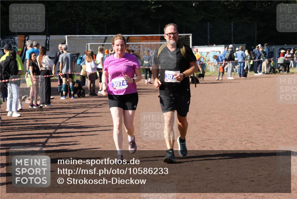 27.09.2026 - 35. Volkslauf durch das schöne Alstertal Strokosch-Dieckow http://msf.ph/oto/10586233 27.09.2026 11:51:52 Ziel 1527, 3074, 3075 meine-sportfotos.de