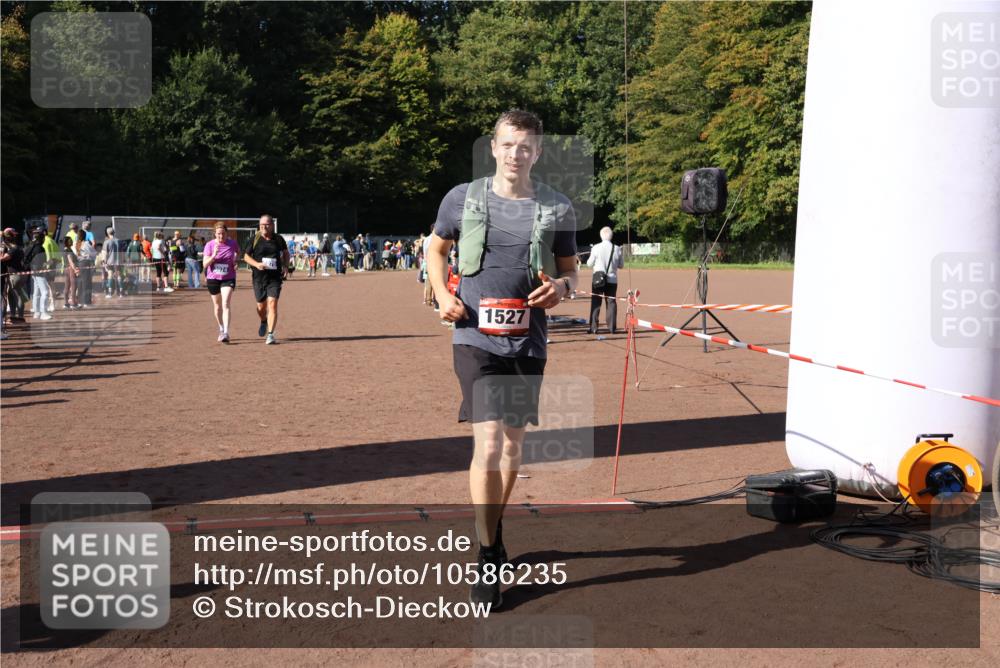 27.09.2026 - 35. Volkslauf durch das schöne Alstertal Strokosch-Dieckow http://msf.ph/oto/10586235 27.09.2026 11:51:50 Ziel 1527, 3074, 3075 meine-sportfotos.de