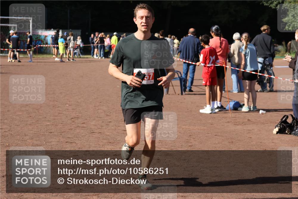 27.09.2026 - 35. Volkslauf durch das schöne Alstertal Strokosch-Dieckow http://msf.ph/oto/10586251 27.09.2026 12:11:57 Ziel 1618, 2957 meine-sportfotos.de