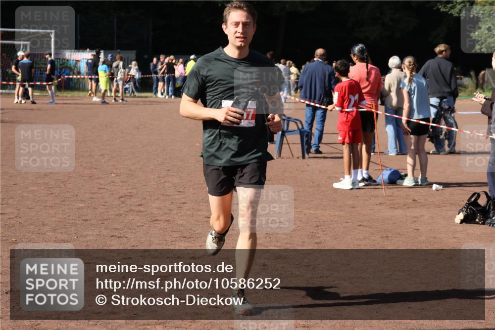 27.09.2026 - 35. Volkslauf durch das schöne Alstertal Strokosch-Dieckow http://msf.ph/oto/10586252 27.09.2026 12:11:57 Ziel 1618, 2957 meine-sportfotos.de