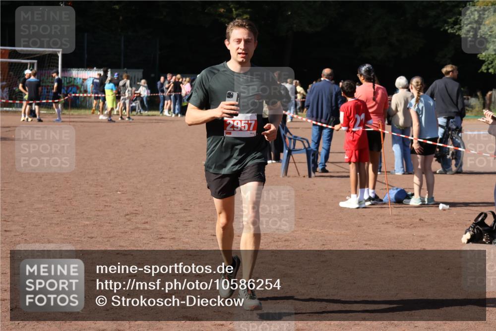 27.09.2026 - 35. Volkslauf durch das schöne Alstertal Strokosch-Dieckow http://msf.ph/oto/10586254 27.09.2026 12:11:57 Ziel 1618, 2957 meine-sportfotos.de