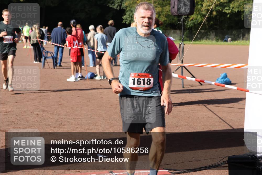 27.09.2026 - 35. Volkslauf durch das schöne Alstertal Strokosch-Dieckow http://msf.ph/oto/10586256 27.09.2026 12:11:55 Ziel 1595, 1618, 2957 meine-sportfotos.de