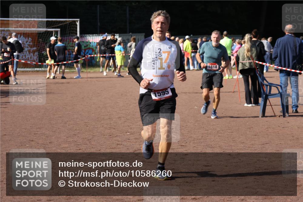 27.09.2026 - 35. Volkslauf durch das schöne Alstertal Strokosch-Dieckow http://msf.ph/oto/10586260 27.09.2026 12:11:49 Ziel 1595, 1618 meine-sportfotos.de