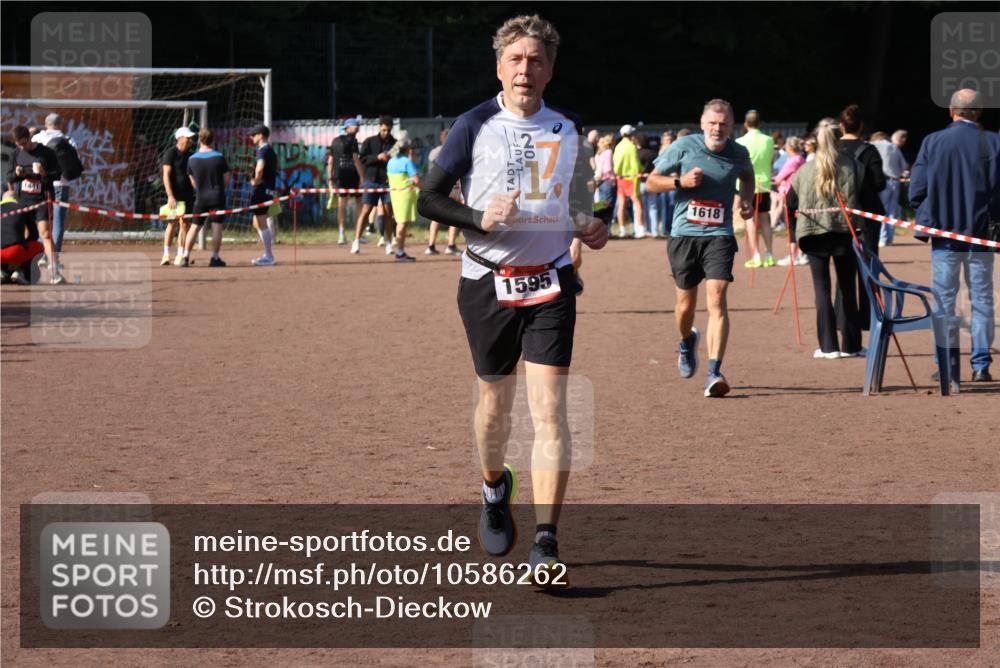 27.09.2026 - 35. Volkslauf durch das schöne Alstertal Strokosch-Dieckow http://msf.ph/oto/10586262 27.09.2026 12:11:49 Ziel 1595, 1618 meine-sportfotos.de