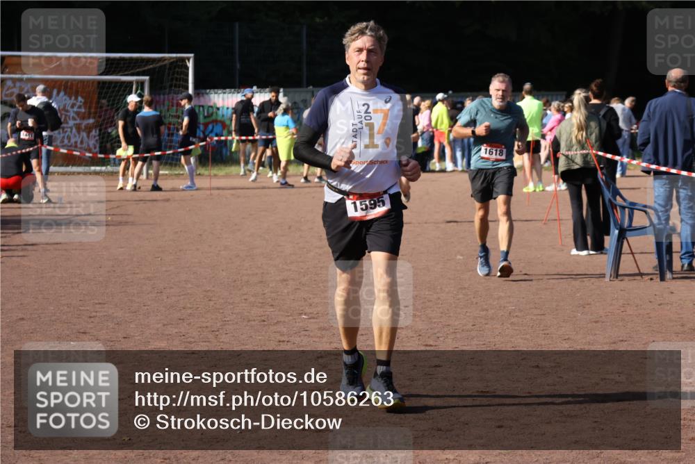 27.09.2026 - 35. Volkslauf durch das schöne Alstertal Strokosch-Dieckow http://msf.ph/oto/10586263 27.09.2026 12:11:49 Ziel 1595, 1618 meine-sportfotos.de