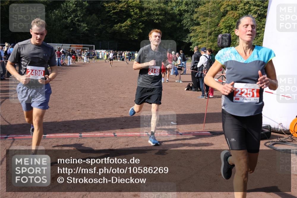 27.09.2026 - 35. Volkslauf durch das schöne Alstertal Strokosch-Dieckow http://msf.ph/oto/10586269 27.09.2026 12:11:40 Ziel 2081, 2145, 2251, 2490 meine-sportfotos.de