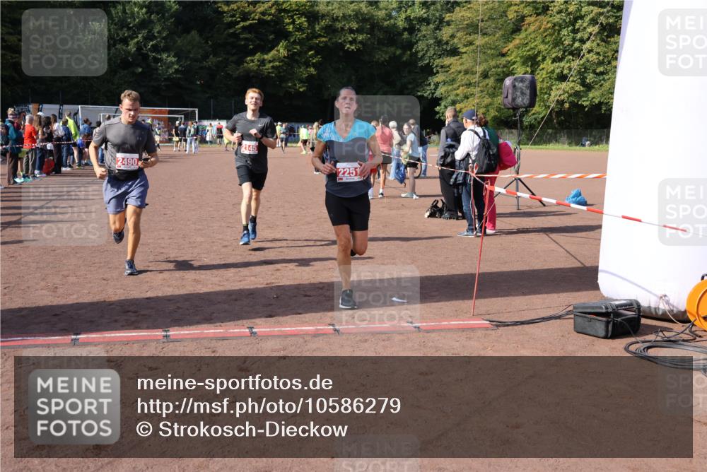 27.09.2026 - 35. Volkslauf durch das schöne Alstertal Strokosch-Dieckow http://msf.ph/oto/10586279 27.09.2026 12:11:39 Ziel 1597, 2081, 2145, 2251, 2490 meine-sportfotos.de