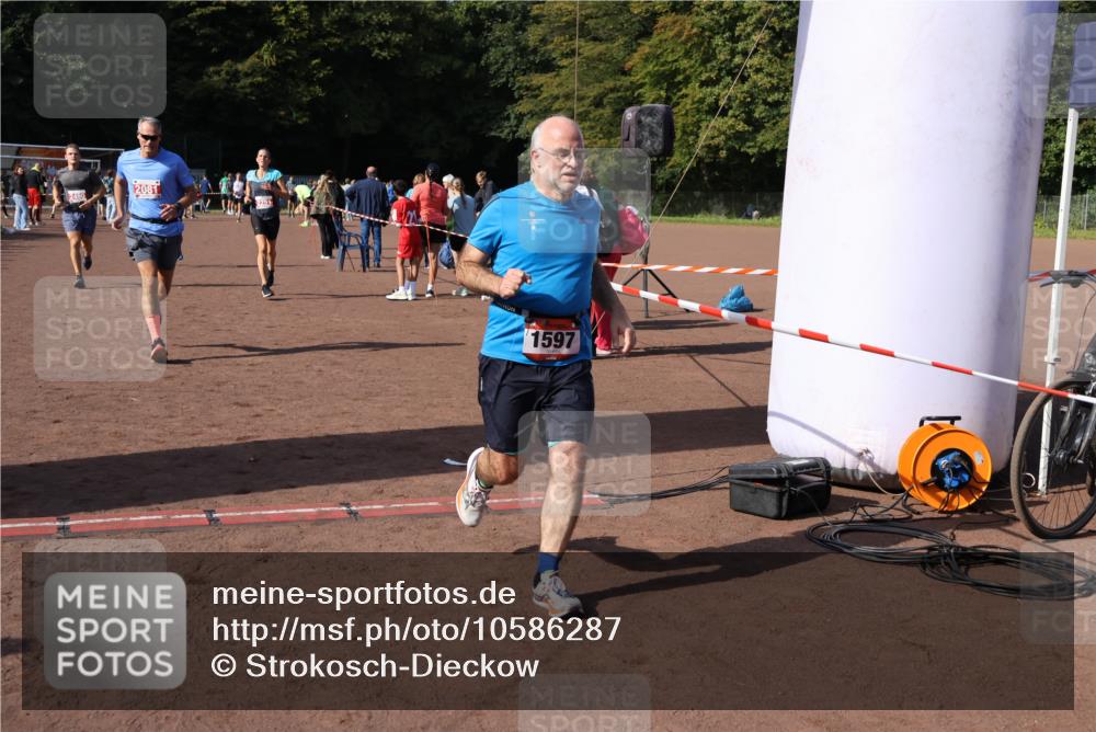 27.09.2026 - 35. Volkslauf durch das schöne Alstertal Strokosch-Dieckow http://msf.ph/oto/10586287 27.09.2026 12:11:35 Ziel 1051, 1597, 2081, 2145, 2251, 2490 meine-sportfotos.de