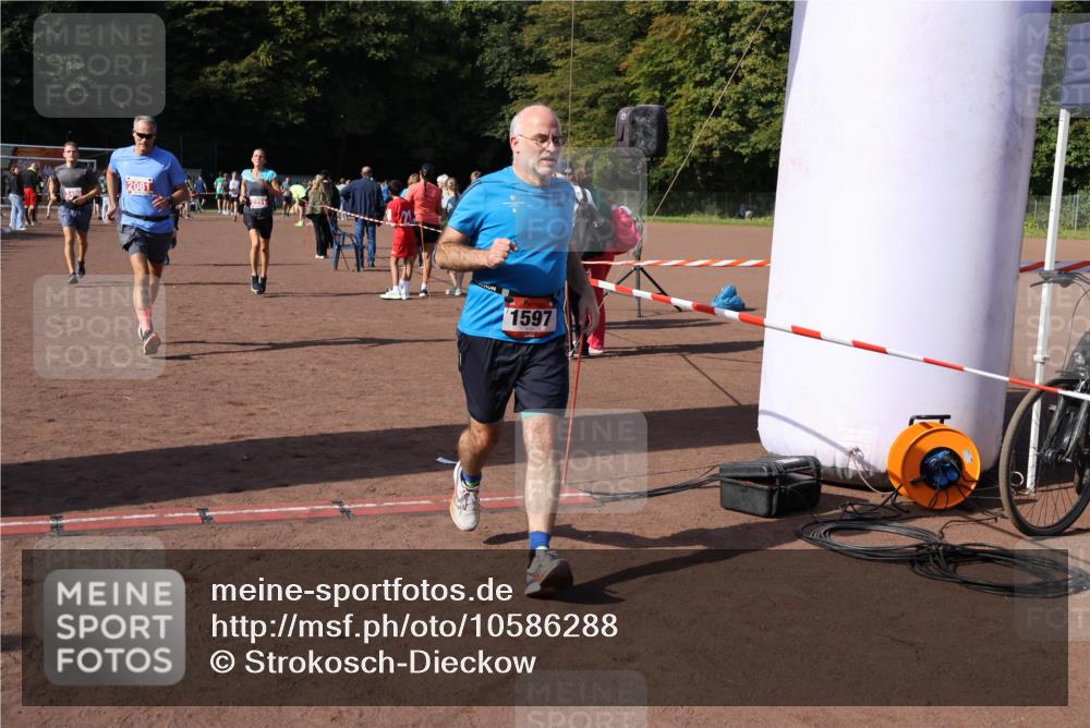 27.09.2026 - 35. Volkslauf durch das schöne Alstertal Strokosch-Dieckow http://msf.ph/oto/10586288 27.09.2026 12:11:35 Ziel 1051, 1597, 2081, 2145, 2251, 2490 meine-sportfotos.de