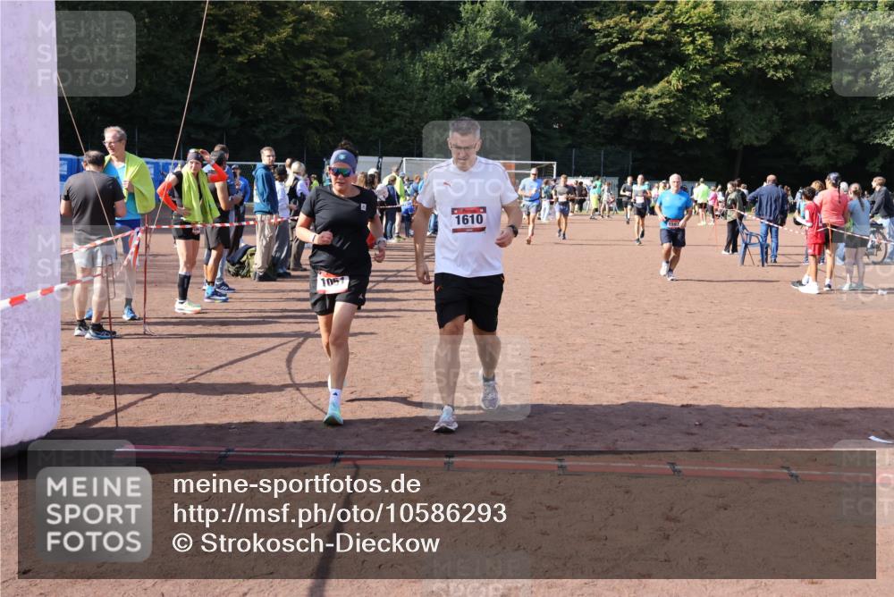 27.09.2026 - 35. Volkslauf durch das schöne Alstertal Strokosch-Dieckow http://msf.ph/oto/10586293 27.09.2026 12:11:31 Ziel 1051, 1597, 1610, 2081, 2251, 2490 meine-sportfotos.de