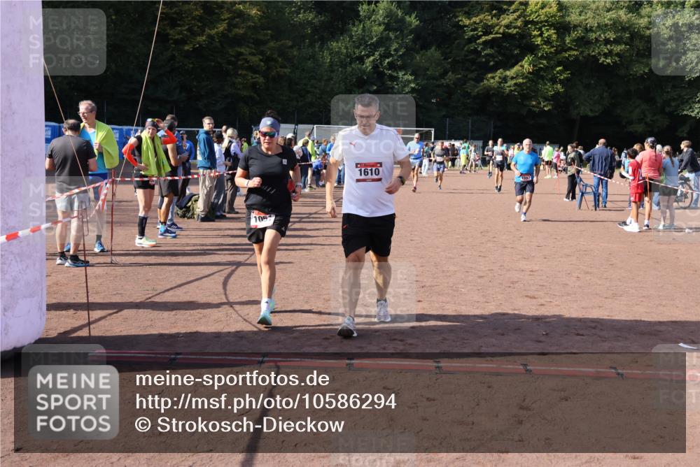 27.09.2026 - 35. Volkslauf durch das schöne Alstertal Strokosch-Dieckow http://msf.ph/oto/10586294 27.09.2026 12:11:31 Ziel 1051, 1597, 1610, 2081, 2251, 2490 meine-sportfotos.de