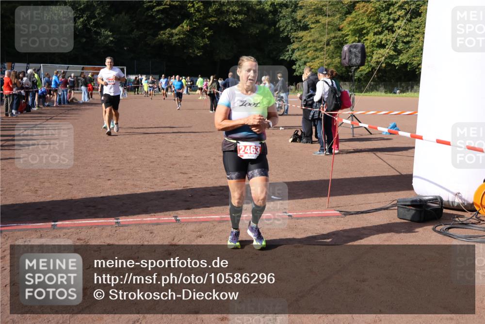 27.09.2026 - 35. Volkslauf durch das schöne Alstertal Strokosch-Dieckow http://msf.ph/oto/10586296 27.09.2026 12:11:27 Ziel 1051, 1597, 1610, 2380, 2381, 2463 meine-sportfotos.de
