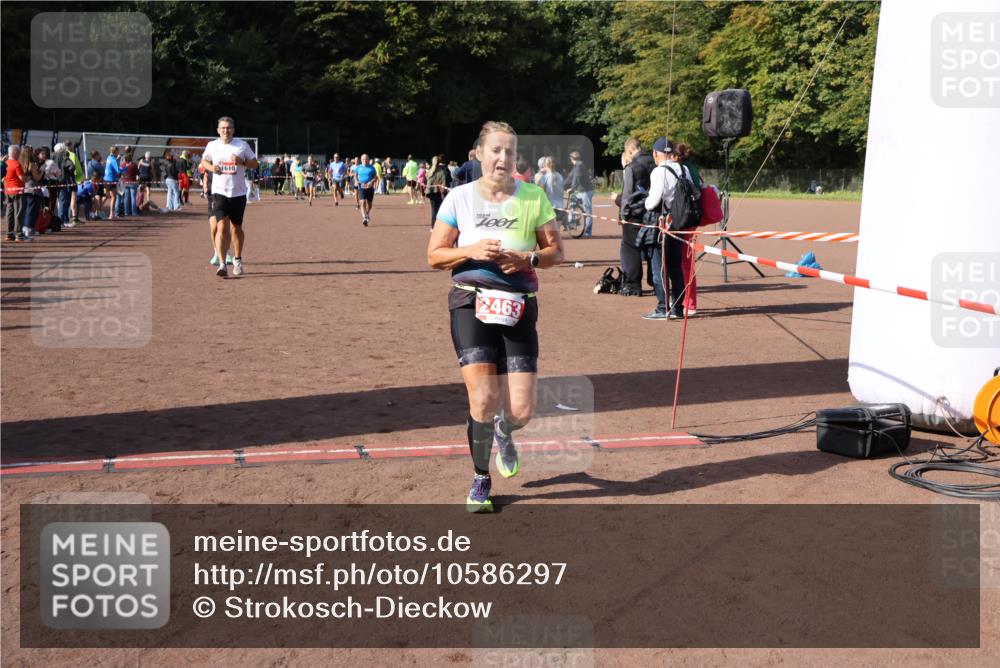 27.09.2026 - 35. Volkslauf durch das schöne Alstertal Strokosch-Dieckow http://msf.ph/oto/10586297 27.09.2026 12:11:27 Ziel 1051, 1597, 1610, 2380, 2381, 2463 meine-sportfotos.de