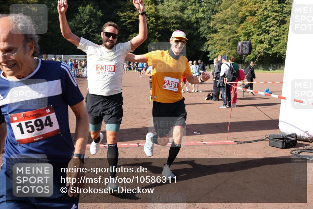 27.09.2026 - 35. Volkslauf durch das schöne Alstertal Strokosch-Dieckow http://msf.ph/oto/10586311 27.09.2026 12:11:24 Ziel 1051, 1124, 1594, 1610, 2380, 2381, 2463 meine-sportfotos.de