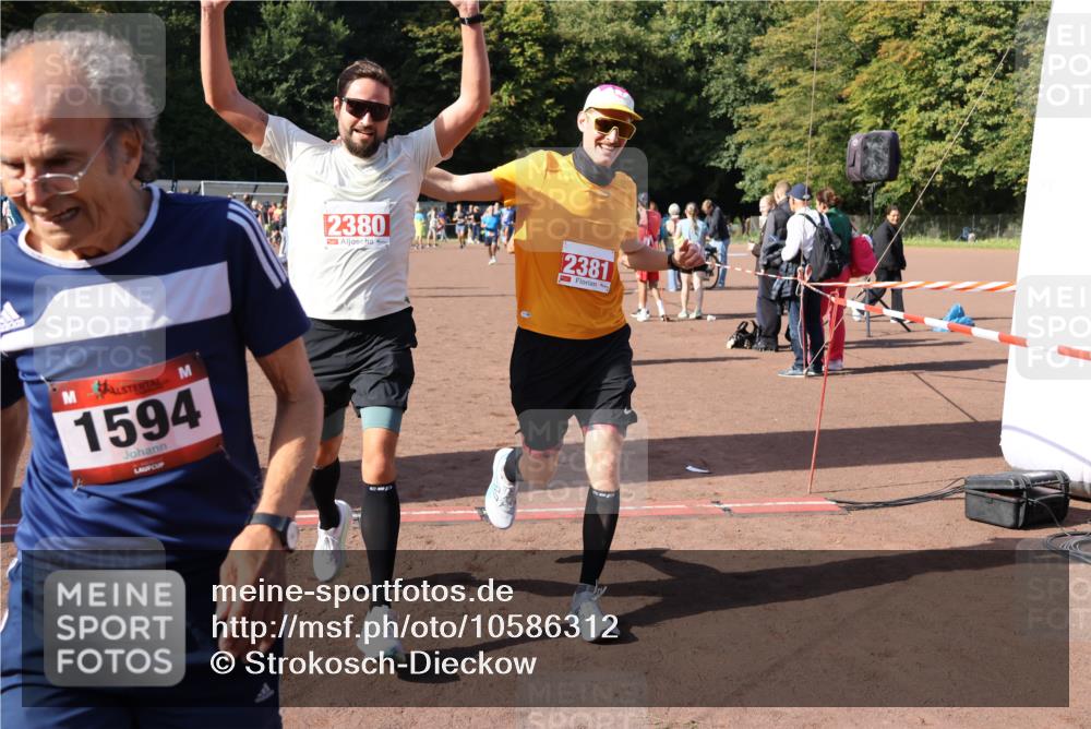 27.09.2026 - 35. Volkslauf durch das schöne Alstertal Strokosch-Dieckow http://msf.ph/oto/10586312 27.09.2026 12:11:24 Ziel 1051, 1124, 1594, 1610, 2380, 2381, 2463 meine-sportfotos.de