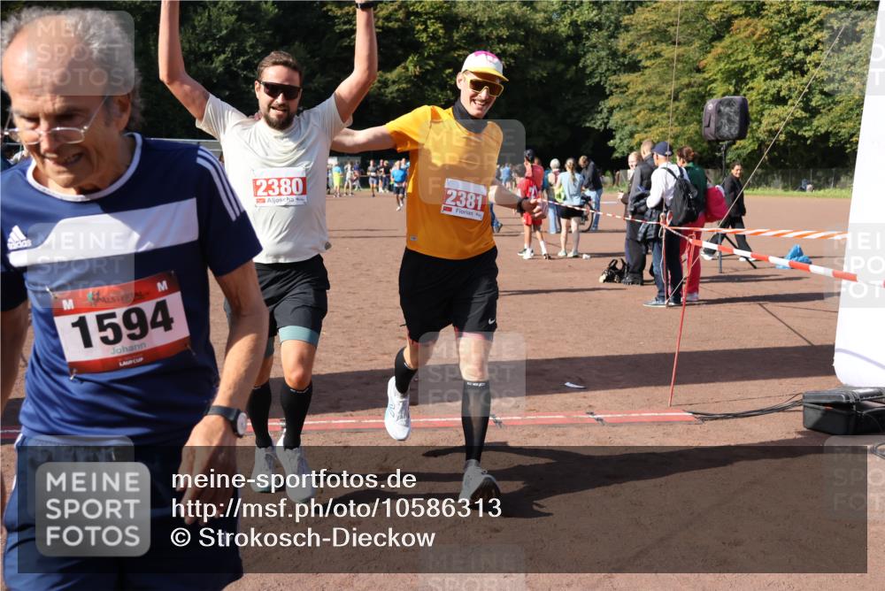 27.09.2026 - 35. Volkslauf durch das schöne Alstertal Strokosch-Dieckow http://msf.ph/oto/10586313 27.09.2026 12:11:24 Ziel 1051, 1124, 1594, 1610, 2380, 2381, 2463 meine-sportfotos.de