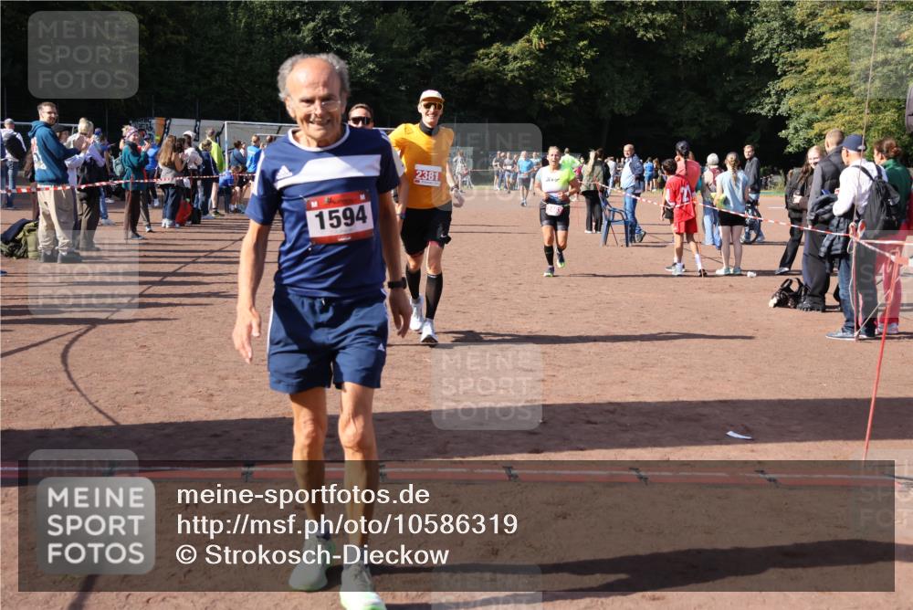 27.09.2026 - 35. Volkslauf durch das schöne Alstertal Strokosch-Dieckow http://msf.ph/oto/10586319 27.09.2026 12:11:22 Ziel 1124, 1594, 1610, 2380, 2381, 2463 meine-sportfotos.de