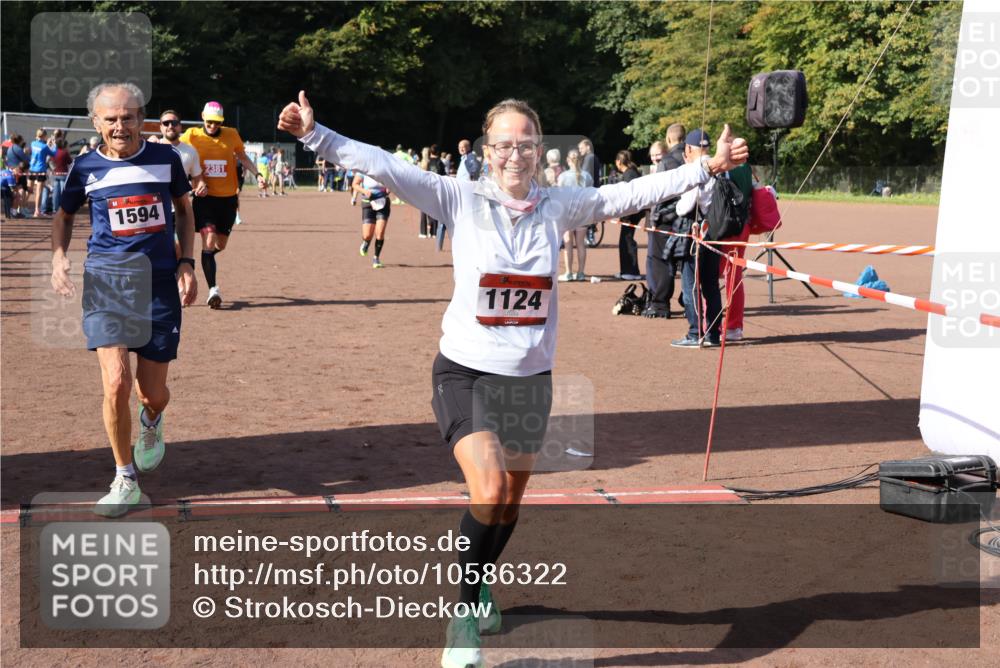 27.09.2026 - 35. Volkslauf durch das schöne Alstertal Strokosch-Dieckow http://msf.ph/oto/10586322 27.09.2026 12:11:21 Ziel 1124, 1594, 2380, 2381, 2463 meine-sportfotos.de