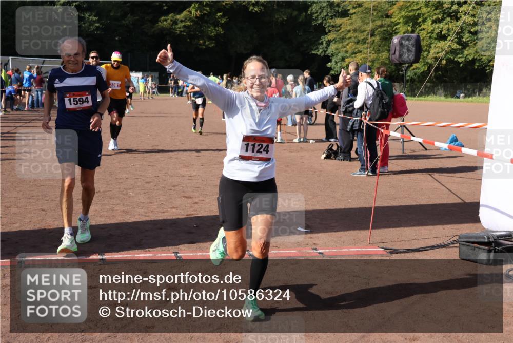27.09.2026 - 35. Volkslauf durch das schöne Alstertal Strokosch-Dieckow http://msf.ph/oto/10586324 27.09.2026 12:11:21 Ziel 1124, 1594, 2380, 2381, 2463 meine-sportfotos.de