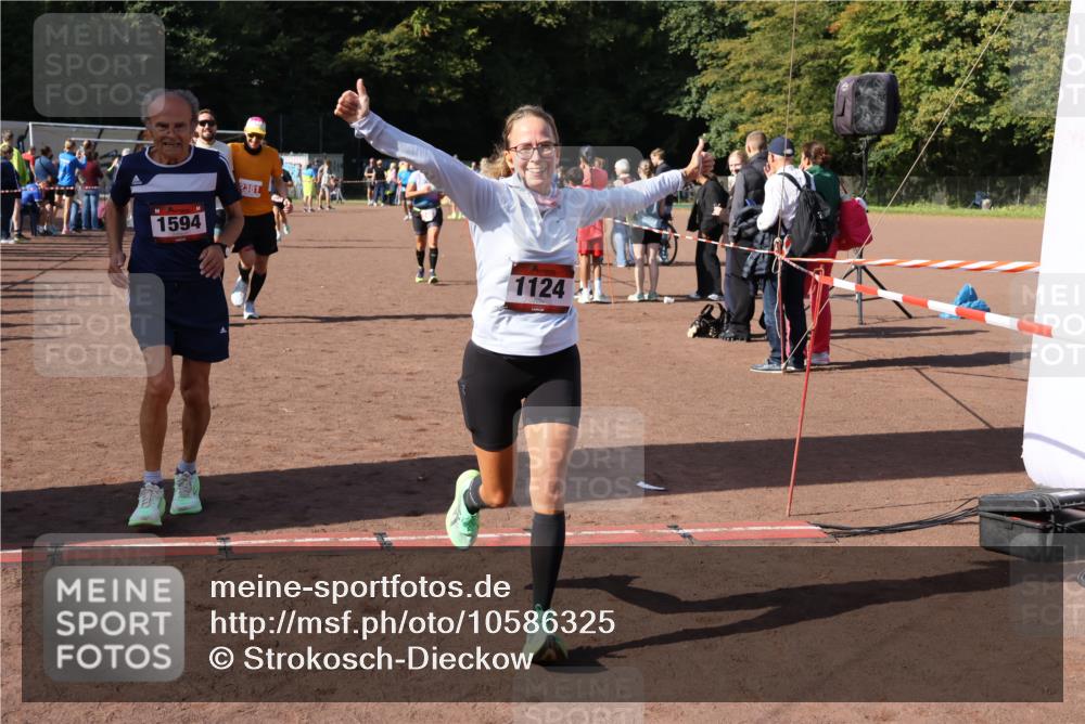 27.09.2026 - 35. Volkslauf durch das schöne Alstertal Strokosch-Dieckow http://msf.ph/oto/10586325 27.09.2026 12:11:21 Ziel 1124, 1594, 2380, 2381, 2463 meine-sportfotos.de