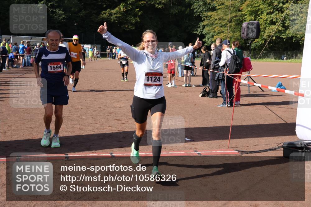 27.09.2026 - 35. Volkslauf durch das schöne Alstertal Strokosch-Dieckow http://msf.ph/oto/10586326 27.09.2026 12:11:21 Ziel 1124, 1594, 2380, 2381, 2463 meine-sportfotos.de