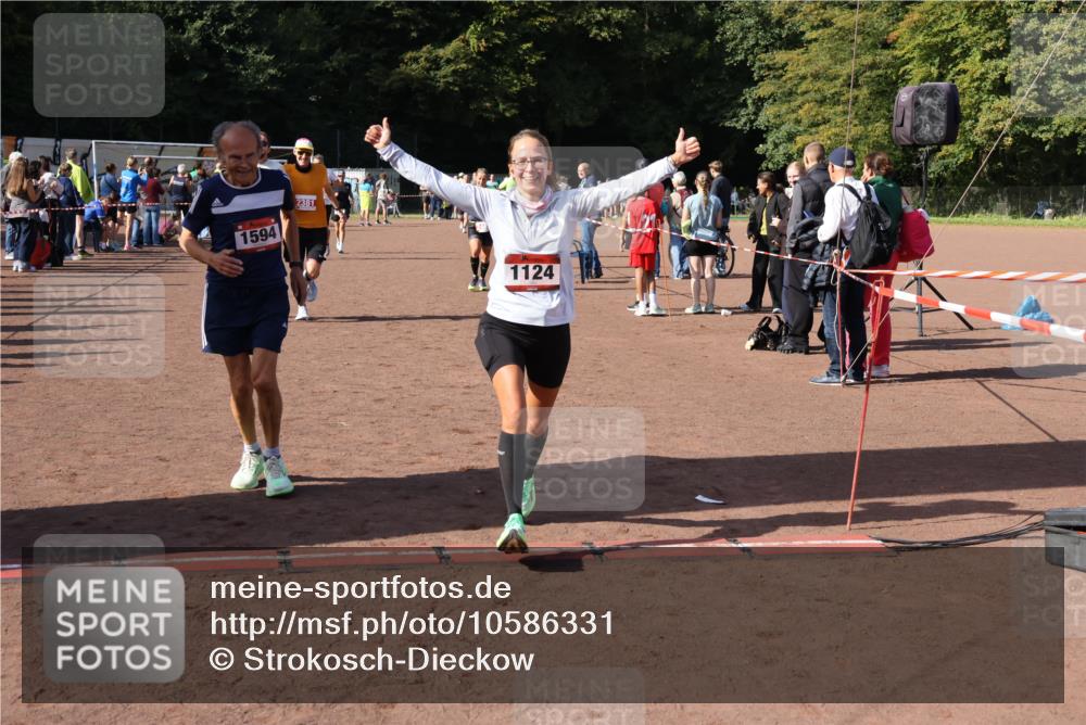 27.09.2026 - 35. Volkslauf durch das schöne Alstertal Strokosch-Dieckow http://msf.ph/oto/10586331 27.09.2026 12:11:21 Ziel 1124, 1594, 2380, 2381, 2463 meine-sportfotos.de
