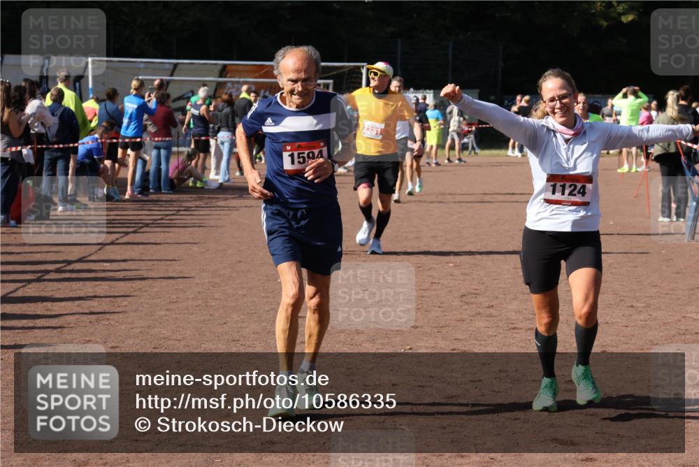 27.09.2026 - 35. Volkslauf durch das schöne Alstertal Strokosch-Dieckow http://msf.ph/oto/10586335 27.09.2026 12:11:20 Ziel 1124, 1594, 2380, 2381, 2463 meine-sportfotos.de