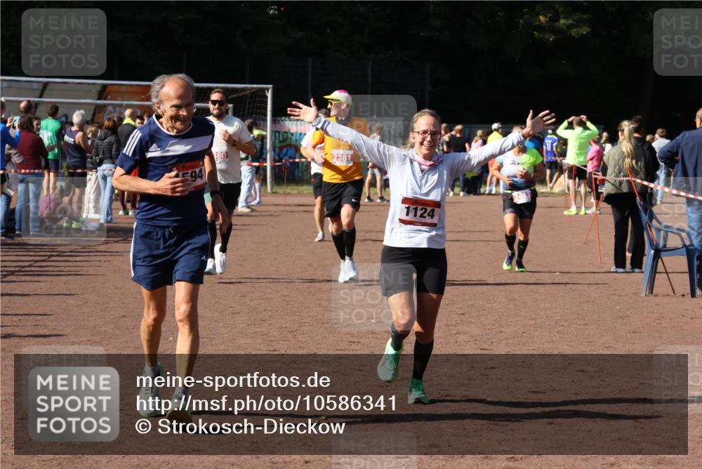 27.09.2026 - 35. Volkslauf durch das schöne Alstertal Strokosch-Dieckow http://msf.ph/oto/10586341 27.09.2026 12:11:19 Ziel 1124, 1594, 1605, 2380, 2381, 2463 meine-sportfotos.de