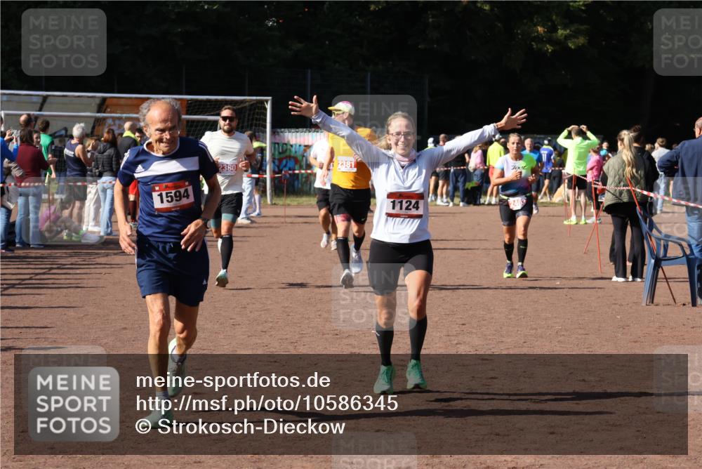 27.09.2026 - 35. Volkslauf durch das schöne Alstertal Strokosch-Dieckow http://msf.ph/oto/10586345 27.09.2026 12:11:18 Ziel 1124, 1594, 1605, 2380, 2381, 2463 meine-sportfotos.de