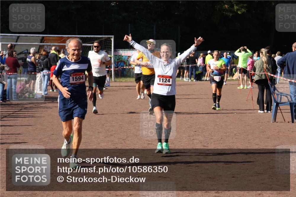 27.09.2026 - 35. Volkslauf durch das schöne Alstertal Strokosch-Dieckow http://msf.ph/oto/10586350 27.09.2026 12:11:18 Ziel 1124, 1594, 1605, 2380, 2381, 2463 meine-sportfotos.de
