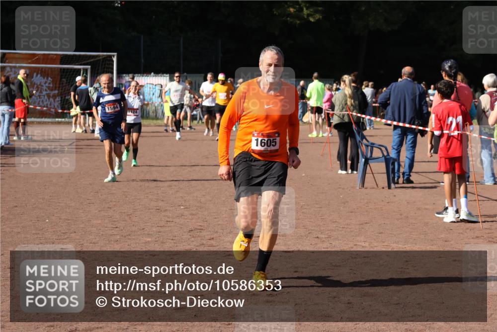 27.09.2026 - 35. Volkslauf durch das schöne Alstertal Strokosch-Dieckow http://msf.ph/oto/10586353 27.09.2026 12:11:13 Ziel 1124, 1594, 1605 meine-sportfotos.de