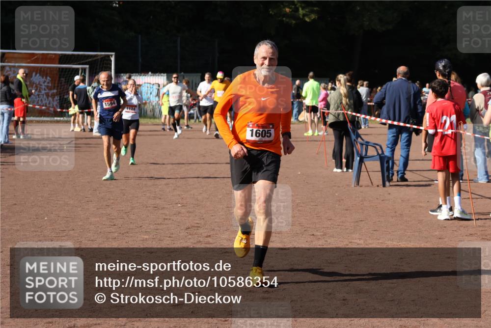 27.09.2026 - 35. Volkslauf durch das schöne Alstertal Strokosch-Dieckow http://msf.ph/oto/10586354 27.09.2026 12:11:13 Ziel 1124, 1594, 1605 meine-sportfotos.de