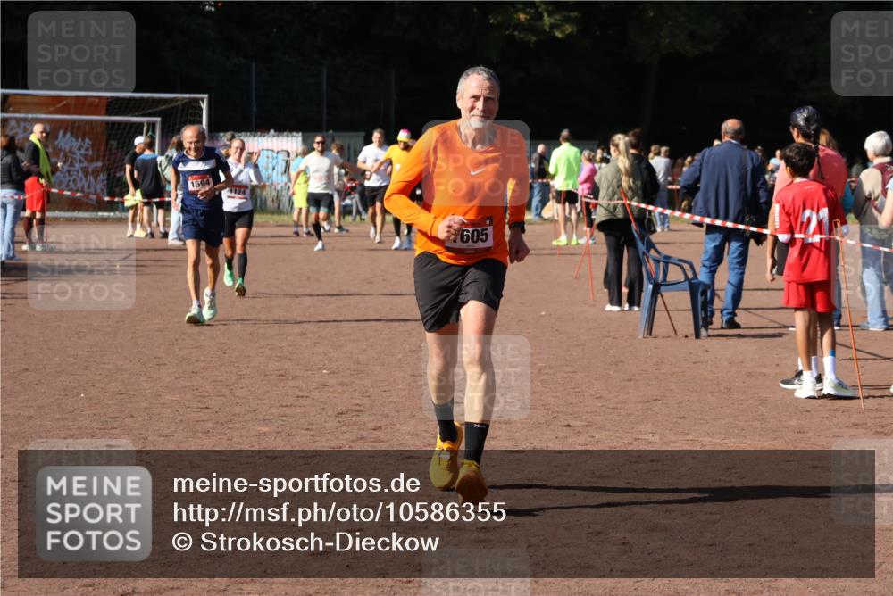 27.09.2026 - 35. Volkslauf durch das schöne Alstertal Strokosch-Dieckow http://msf.ph/oto/10586355 27.09.2026 12:11:13 Ziel 1124, 1594, 1605 meine-sportfotos.de