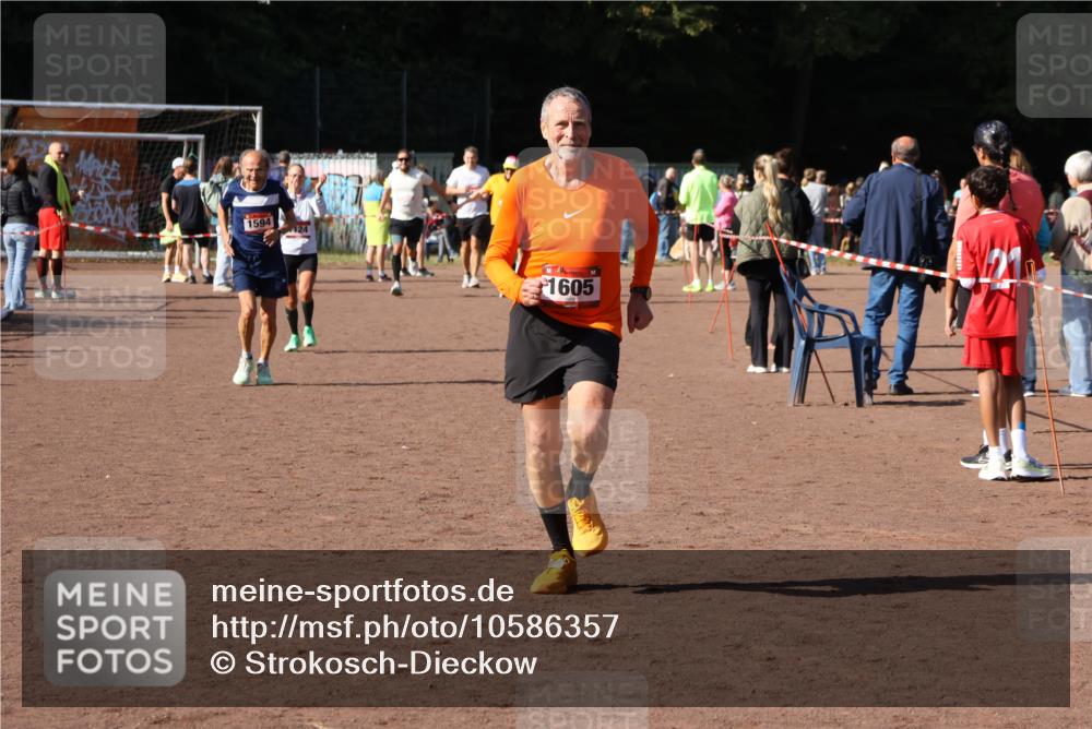 27.09.2026 - 35. Volkslauf durch das schöne Alstertal Strokosch-Dieckow http://msf.ph/oto/10586357 27.09.2026 12:11:13 Ziel 1124, 1594, 1605 meine-sportfotos.de