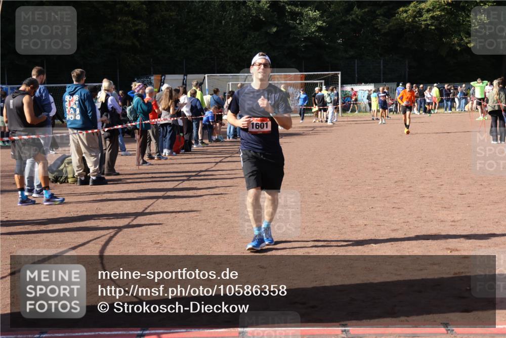 27.09.2026 - 35. Volkslauf durch das schöne Alstertal Strokosch-Dieckow http://msf.ph/oto/10586358 27.09.2026 12:11:04 Ziel 1601, 2421 meine-sportfotos.de