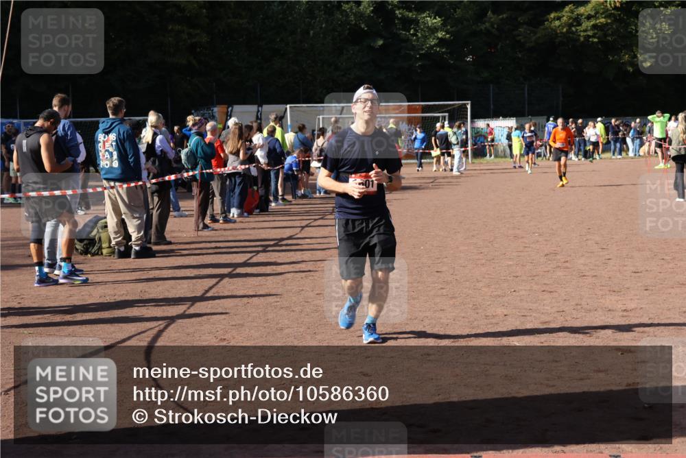 27.09.2026 - 35. Volkslauf durch das schöne Alstertal Strokosch-Dieckow http://msf.ph/oto/10586360 27.09.2026 12:11:04 Ziel 1601, 2421 meine-sportfotos.de