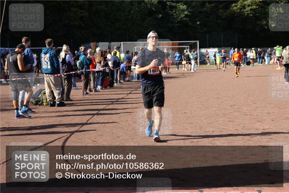 27.09.2026 - 35. Volkslauf durch das schöne Alstertal Strokosch-Dieckow http://msf.ph/oto/10586362 27.09.2026 12:11:04 Ziel 1601, 2421 meine-sportfotos.de