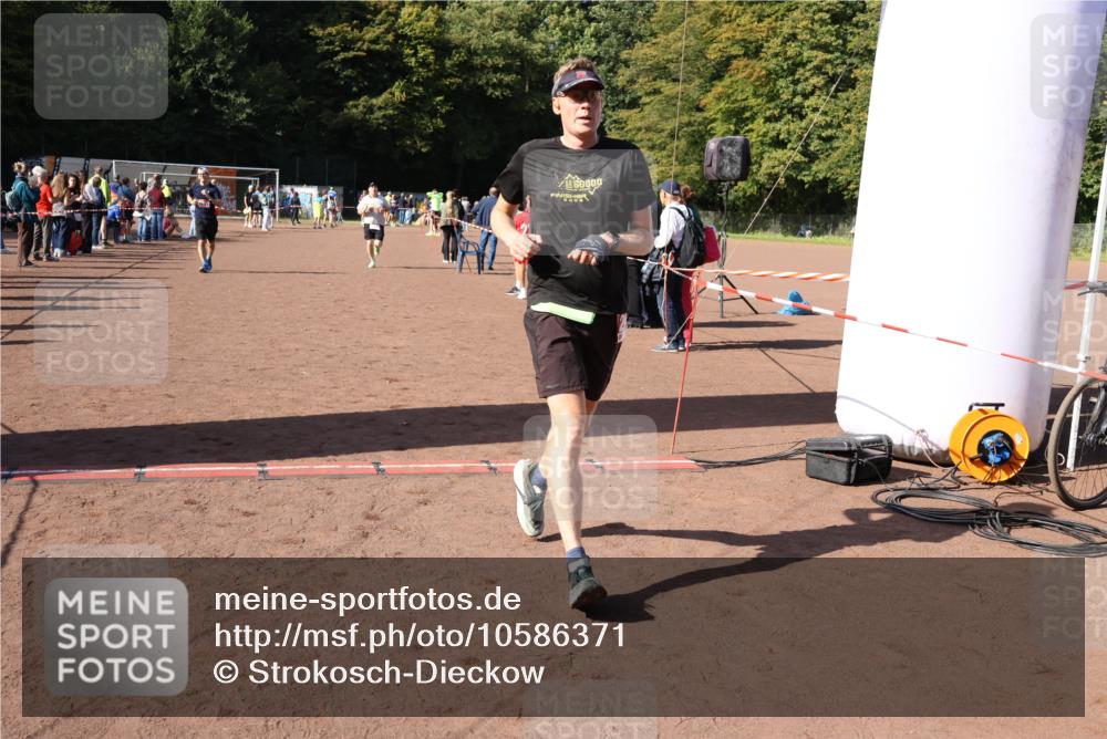 27.09.2026 - 35. Volkslauf durch das schöne Alstertal Strokosch-Dieckow http://msf.ph/oto/10586371 27.09.2026 12:10:59 Ziel 1601, 2421, 2436, 2479 meine-sportfotos.de