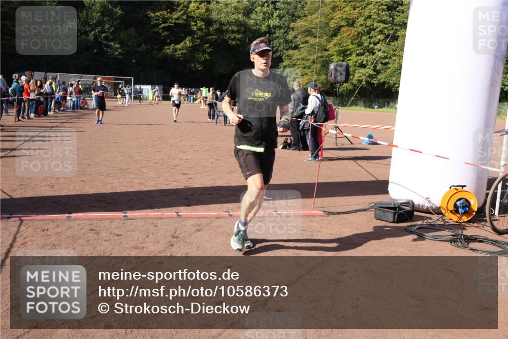 27.09.2026 - 35. Volkslauf durch das schöne Alstertal Strokosch-Dieckow http://msf.ph/oto/10586373 27.09.2026 12:10:58 Ziel 1601, 2421, 2436, 2479 meine-sportfotos.de