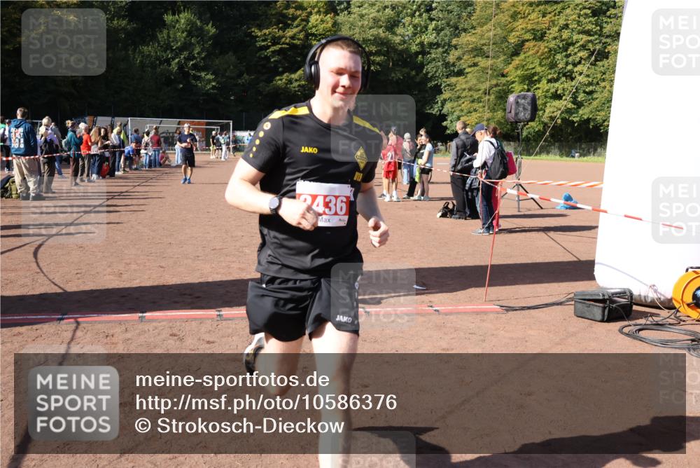 27.09.2026 - 35. Volkslauf durch das schöne Alstertal Strokosch-Dieckow http://msf.ph/oto/10586376 27.09.2026 12:10:58 Ziel 1601, 2421, 2436, 2479 meine-sportfotos.de
