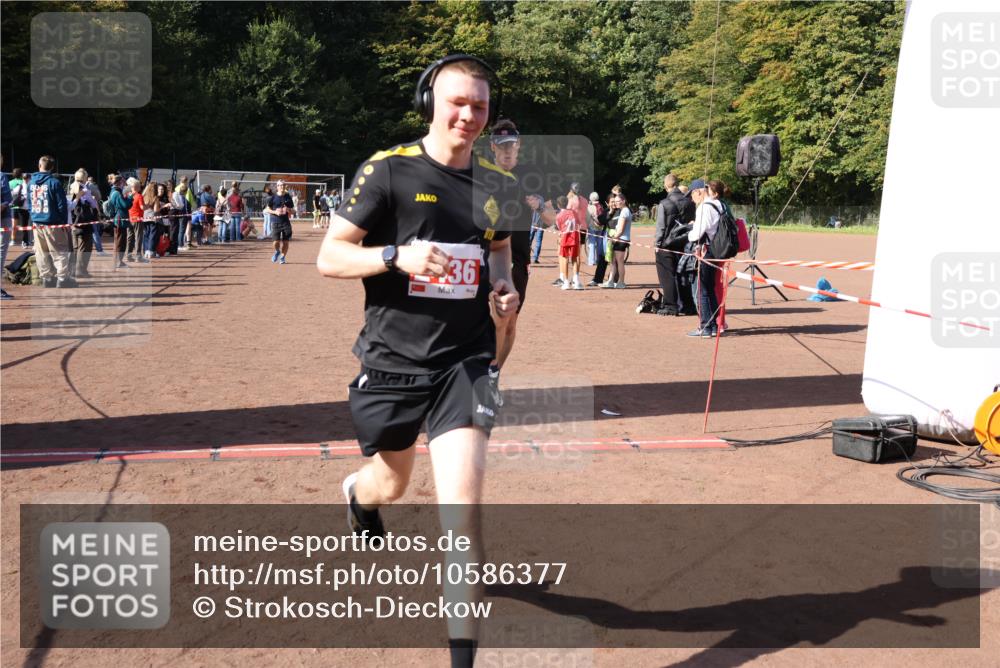 27.09.2026 - 35. Volkslauf durch das schöne Alstertal Strokosch-Dieckow http://msf.ph/oto/10586377 27.09.2026 12:10:58 Ziel 1601, 2421, 2436, 2479 meine-sportfotos.de
