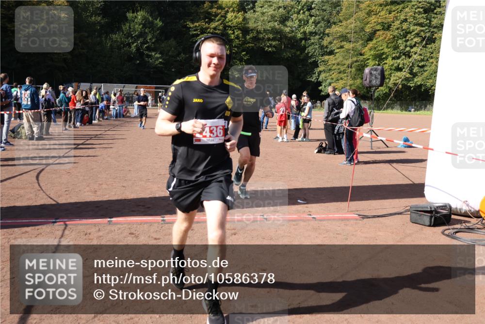 27.09.2026 - 35. Volkslauf durch das schöne Alstertal Strokosch-Dieckow http://msf.ph/oto/10586378 27.09.2026 12:10:58 Ziel 1601, 2421, 2436, 2479 meine-sportfotos.de