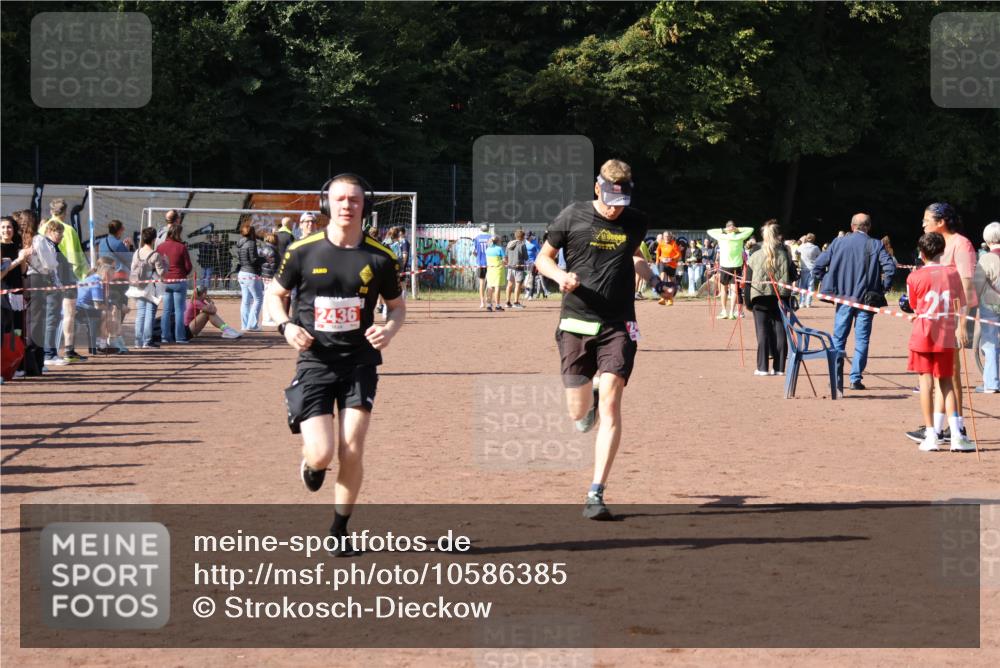 27.09.2026 - 35. Volkslauf durch das schöne Alstertal Strokosch-Dieckow http://msf.ph/oto/10586385 27.09.2026 12:10:56 Ziel 2072, 2421, 2436, 2479 meine-sportfotos.de