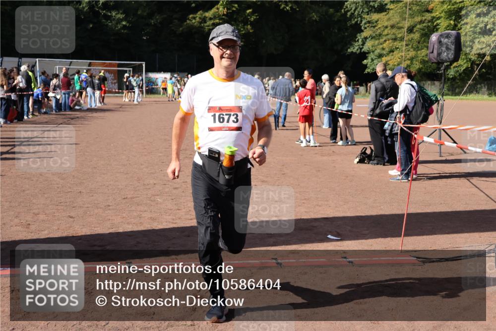 27.09.2026 - 35. Volkslauf durch das schöne Alstertal Strokosch-Dieckow http://msf.ph/oto/10586404 27.09.2026 12:10:42 Ziel 1673 meine-sportfotos.de