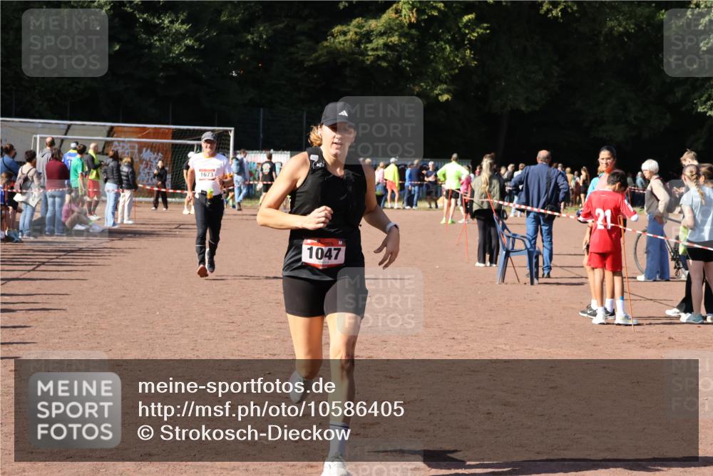 27.09.2026 - 35. Volkslauf durch das schöne Alstertal Strokosch-Dieckow http://msf.ph/oto/10586405 27.09.2026 12:10:36 Ziel 1047, 1673 meine-sportfotos.de